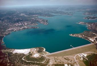 Texas Charm Cottage - 1 Block from the Lake & Hill Country Views has Balcony rooms