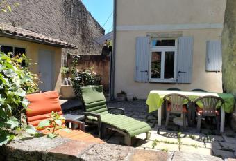 G  te Chineur,    deux pas du centre historique et commerces d Auvillar has Balcony rooms