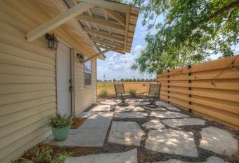 Cozy Casita! In Texas Famous 290 Winery Corridor! has Balcony rooms