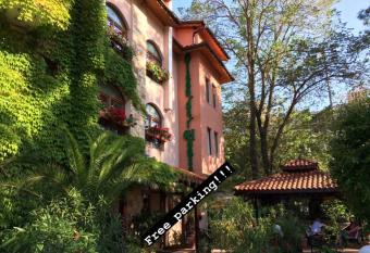 Oleander House and Tennis Club has Smoking/Balcony rooms