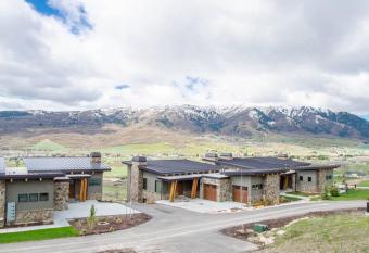 New Powder Mountain Modern Retreat has rooms with a private hot tub