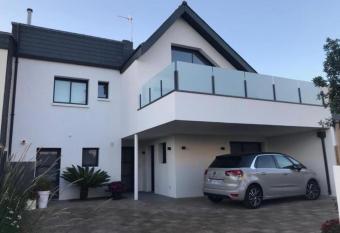 Escale    Lomener has Balcony rooms