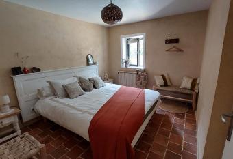 Chambre cosy avec cuisine au c  ur du Beaujolais has Balcony rooms