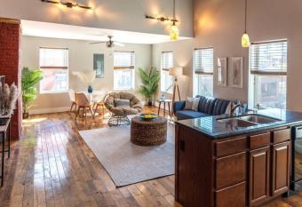 Broadway Suites - Stunning Downtown Condos allows 18 year olds to book a room