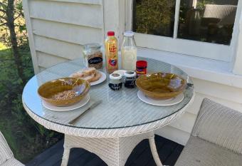 Matamata Historic Cottage- The Wash-House has Balcony rooms