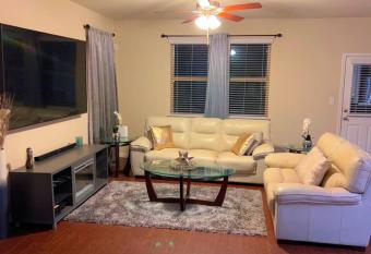 Bellevue Palace Leander has rooms with a private hot tub