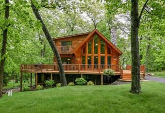 Home Sweet Log has rooms with a private hot tub