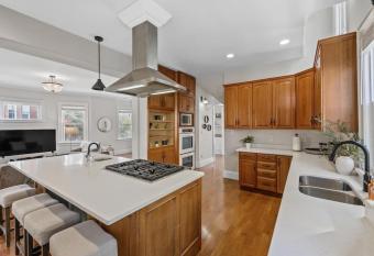 Deluxe 6 Bedroom 3 Min to Downtown w 2-car Driveway allows 18 year olds to book a room