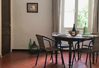 La Demeure du Pont Vieux allows 18 year olds to book a room