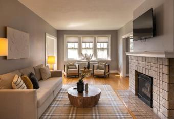 Spacious in Hyde Park with Patio allows 18 year olds to book a room