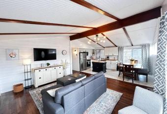 8th Street Haven - 3 bedroom House in DT Hamilton allows 18 year olds to book a room