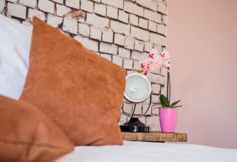 Industrie Stil Apartment unweit vom See allows 18 year olds to book a room