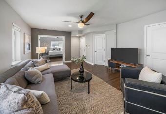 Comfortable 2BR Condo near City Center allows 18 year olds to book a room