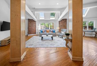 Hyde Park Penthouse with Private Patio allows 18 year olds to book a room