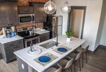Gorgeous Condo in the Heart of OTR Free Parking allows 18 year olds to book a room