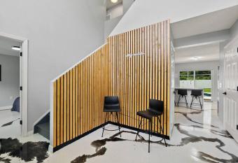 Palm Palace - w/ Heated Pool! allows 18 year olds to book a room