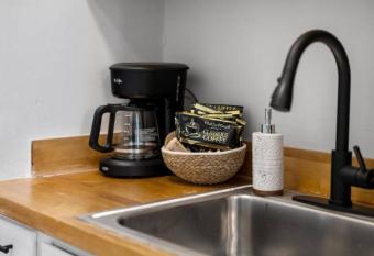 Cozy 1br Near Zoo, Uc, Otr, Downtown allows 18 year olds to book a room