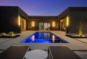 Black C House- Pool & Spa has rooms with a private hot tub