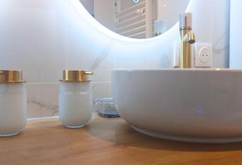 ArtGold * Logement Haut de gamme Spa has rooms with a private hot tub