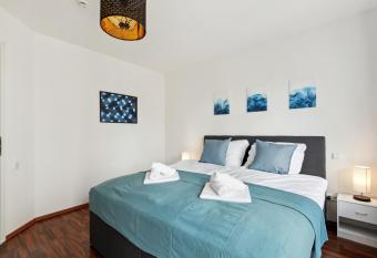 Charming 60m   with King Bed, Kitchen, Netflix and Workspace with 1000 Mbit/s allows 18 year olds to book a room