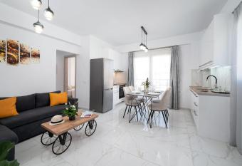 Amersa Luxury Apartment has Balcony rooms