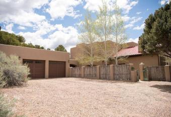 Sun and Ski! Beautiful, Downtown, on 1.5 Acres! has rooms with a private hot tub