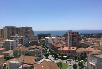 Follonica/TOSCANA:Vista Mare in pieno Centro/6pers has Balcony rooms