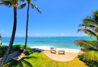 BEACHFRONT Turtle Beach House has rooms with a private hot tub