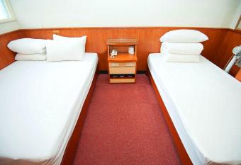 New May Flower Hotel has rooms with a private hot tub