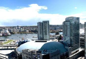 Downtown 3br/2ba+Views+Skytrain+Free Parking has rooms with a private hot tub