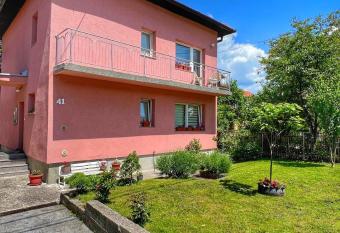 Guest House Bosnian House has rooms with a private hot tub