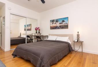 Cozy apartment with Free Parking 5 minutes Las Olas Beach allows 18 year olds to book a room