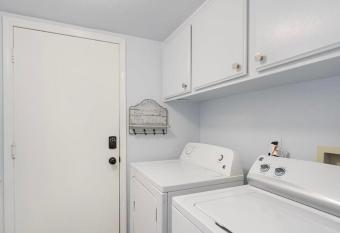 Villa Alpine has rooms with a private hot tub