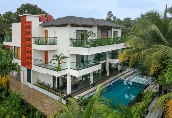 Villa Sereno by StayVista - An elegant and entertaining retreat featuring a swimming pool, outdoor jacuzzi, modern interiors, and a snooker table has rooms with a private hot tub