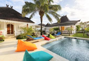 Villa Kemoening at Puri Tempo Doeloe allows 18 year olds to book a room