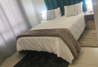 One bedroom apartment in fourways has Balcony rooms