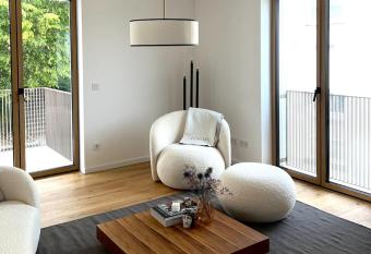 Exklusive 2 Zimmer Wohnung am See allows 18 year olds to book a room