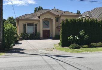 Richmond Seafair Garden has Balcony rooms