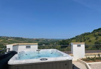 Casa di Peppino has rooms with a private hot tub