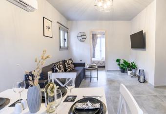 Dalie Luxury Suites has Balcony rooms