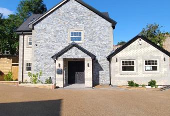 New fully furnished 5 bedroom, 4 bathroom detached houses has Balcony rooms