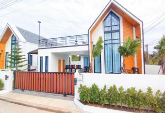 Anasiri    Poolvillas    Rayong    has Balcony rooms
