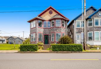 Fairhaven - Wakefield House & Applegate House has rooms with a private hot tub