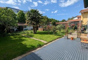 Appartement 3 pi  ces avec jardin has Balcony rooms