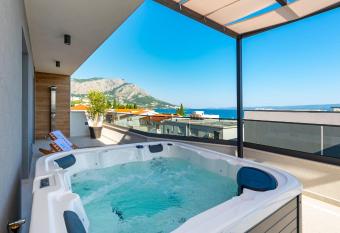 Luxury Penthouse White Angel has rooms with a private hot tub
