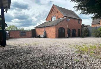 Birmingham countryside staycation - Hot Tub BBQ Log Burner Bar Games Room Pool Table has rooms with a private hot tub