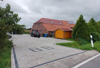 Ponyhof allows 18 year olds to book a room