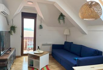 Pinewood Nest has rooms with a private hot tub