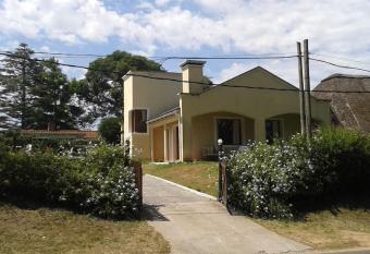 Hermoso Chalet a 3 cuadras del mar / 6 hu  spedes allows 18 year olds to book a room