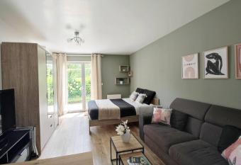 Les Treilles de Salies - Studio au calme allows 18 year olds to book a room